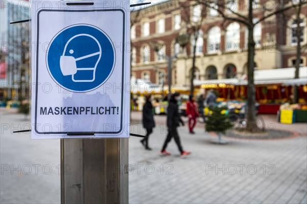 Mandatory masks in Koenigstrasse in the run-up to Christmas during the coronavirus pandemic, in the background the farmers market in Duisburg city centre, Duisburg, North Rhine-Westphalia, Germany, Eu...