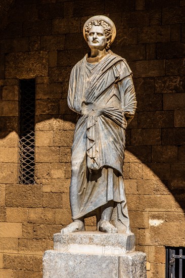 Inner courtyard surrounded by arcades with statues from Hellenistic and Roman times, Grand Masters Palace built in the 14th century by the Johnnite Order, fortress and palace for the Grand Master, UNE...