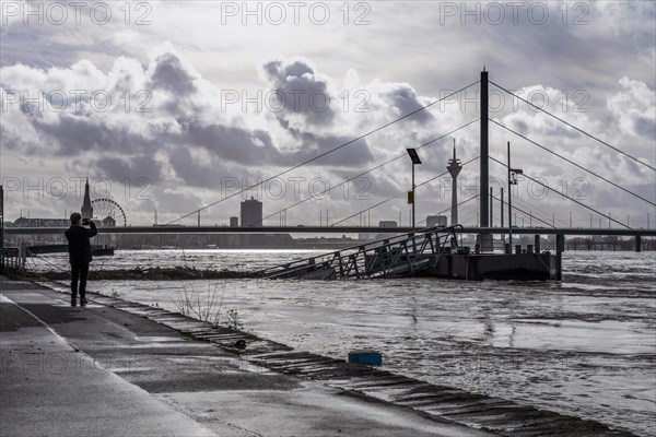 Flooding on the Rhine in Duesseldorf, a flooded pier at Oberkassel Bridge, city centre, old town, skyline, Duesseldorf, North Rhine-Westphalia, Germany, Europe