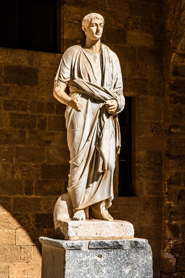Inner courtyard surrounded by arcades with statues from Hellenistic and Roman times, Grand Masters Palace built in the 14th century by the Johnnite Order, fortress and palace for the Grand Master, UNE...