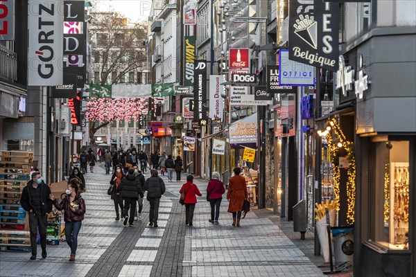 Shopping streets in Cologne after the lockdown in the Corona crisis, pedestrian zone Hohe Strasse