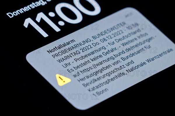 Symbol photo: A message for the Nationwide Warning Day 2022 appears on a smartphone. Emergency alert, trial warning, Nationwide Warning Day 2022 Thu. 08.12.2022, 10:59 hrs, trial warning. Berlin, 08.1...