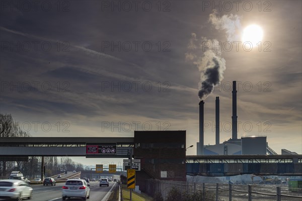 Fine dust alert in Stuttgart, motorists are asked to refrain from driving due to poor air quality, chimneys of the Gaisburg combined heat and power plant of EnBW Energie Baden-Wuerttemberg, Stuttgart,...