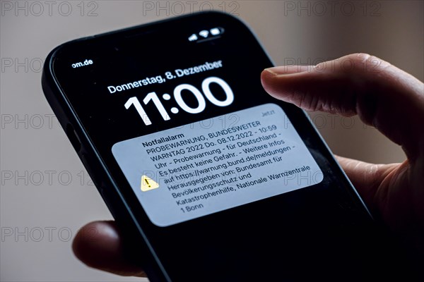 Symbol photo: A message for the Nationwide Warning Day 2022 appears on a smartphone. Emergency alert, trial warning, Nationwide Warning Day 2022 Thu. 08.12.2022, 10:59 hrs, trial warning. Berlin, 08.1...