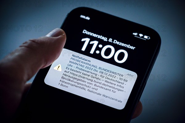 Symbol photo: A message for the Nationwide Warning Day 2022 appears on a smartphone. Emergency alert, trial warning, Nationwide Warning Day 2022 Thu. 08.12.2022, 10:59 hrs, trial warning. Berlin, 08.1...