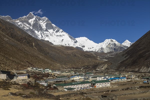 Dingboche settlement, located in the Imja Khola Valley, at the foot of the eight-thousander Lhotse, with its huge mountaineering challenge, the Lhotse South Face. Other peaks belonging to the main Him...