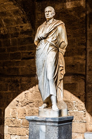 Inner courtyard surrounded by arcades with statues from Hellenistic and Roman times, Grand Masters Palace built in the 14th century by the Johnnite Order, fortress and palace for the Grand Master, UNE...