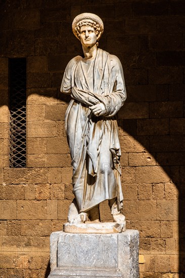 Inner courtyard surrounded by arcades with statues from Hellenistic and Roman times, Grand Masters Palace built in the 14th century by the Johnnite Order, fortress and palace for the Grand Master, UNE...