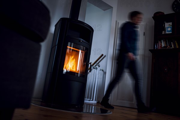 Symbolic photo: A fire burns in a stove in a flat. Berlin, 03.03.2023, Berlin, Germany, Europe