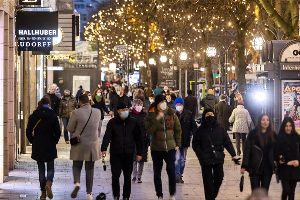 Advent weekend on the Koe, Koenigsallee, business side, luxury mile, passers-by, pedestrians, Duesseldorf, North Rhine-Westphalia, Germany, Europe