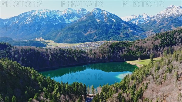 Video of the approach to the Alatsee with mountain panorama