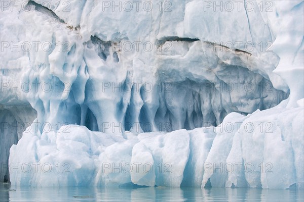 Ice structure of melting iceberg in the Arctic Ocean