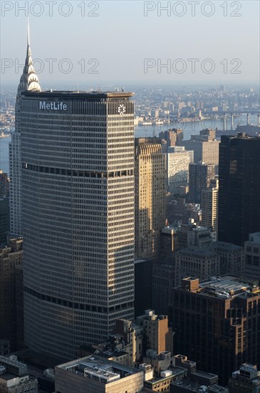 Ansichten von Lower Midtown mit dem Metlife Building im Vordergrund und dem Chrysler Building im Hintergrund. Der Wolkenkratzer MetLife Building Park Avenue Grand Central Terminal Station Midtown Manh...
