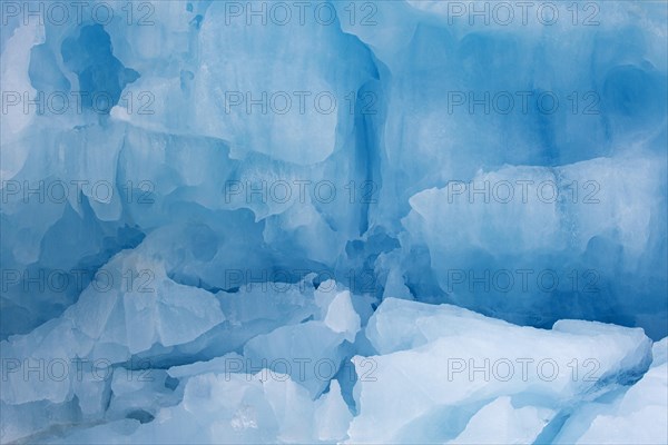 Ice structure of melting iceberg in the Arctic Ocean