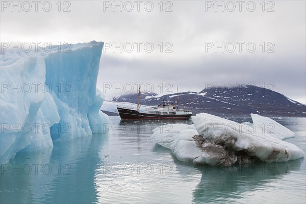 Arctic expedition ship MS Cape Race visiting Monacobreen