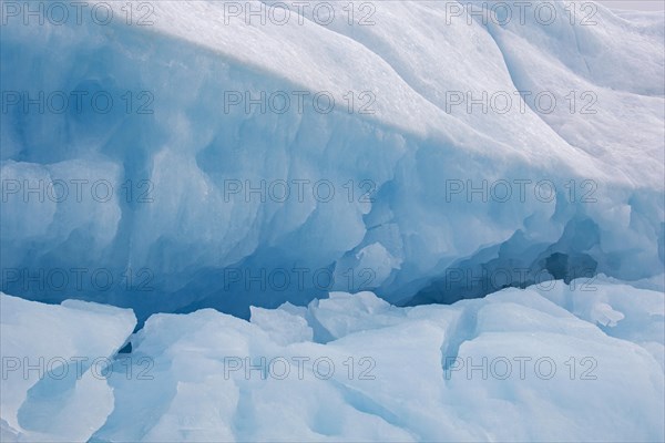 Ice structure of melting iceberg in the Arctic Ocean