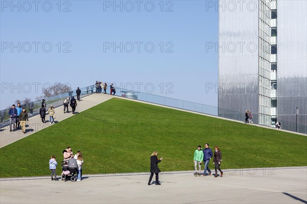 Three-slice house behind the walkable roof of the triangular pavilion