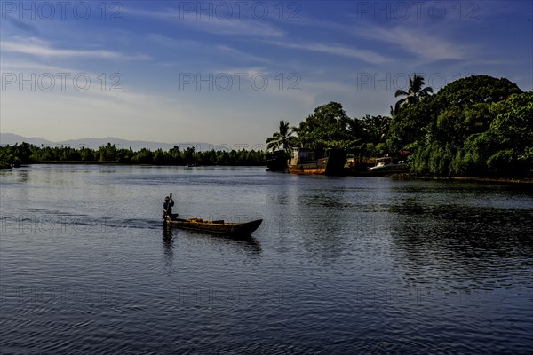 Pirogen drivers on the waterways in Maroantsetra in north-eastern Madagascar