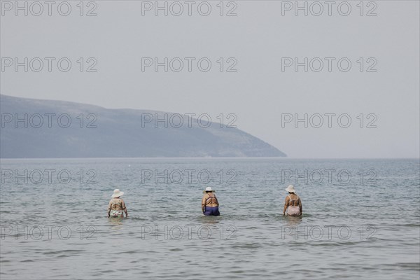 Three woman with hats