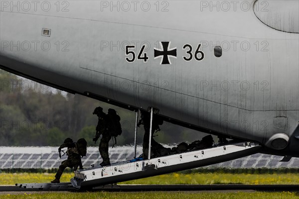Soldiers leaving the Bundeswehr Airbus A400M aircraft