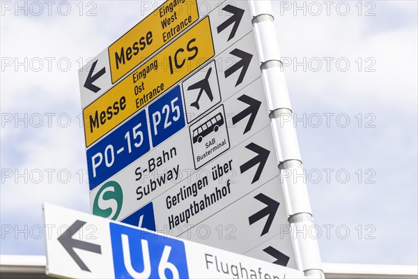 Signage at the trade fair centre for orientation between airport and public transport
