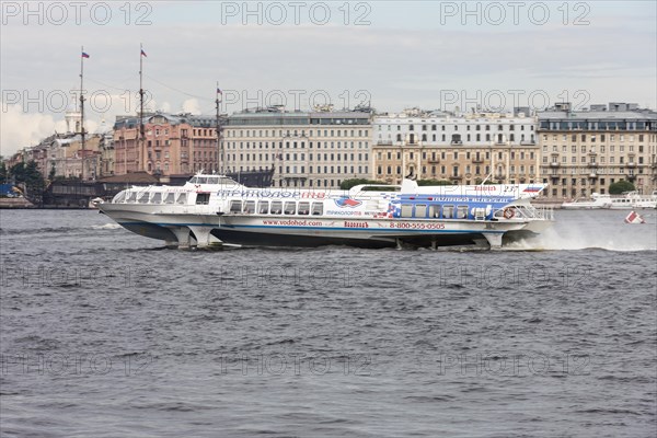 Carrier boat