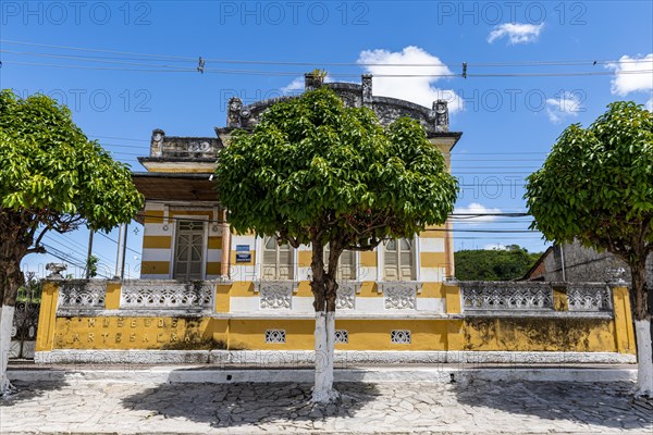 Colonial building