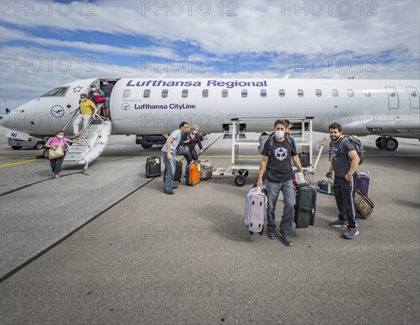 Arrival with Lufthansa REgional and check of suitcases on the tarmac