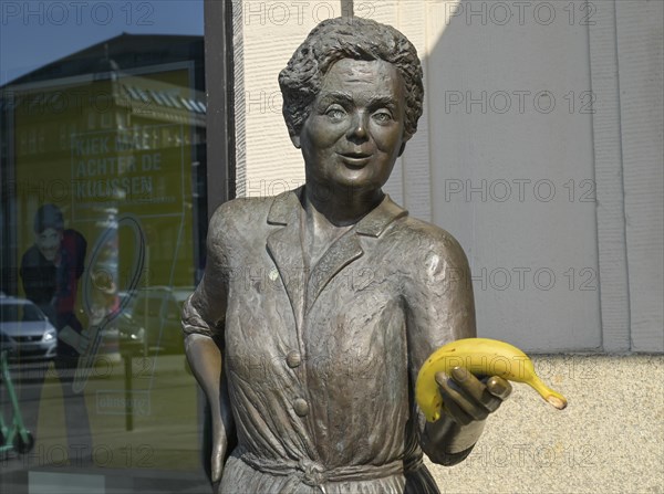 Bronze figure Heidi Kabel