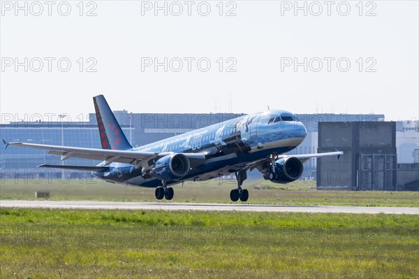 Airbus A320-214 in Magritte livery