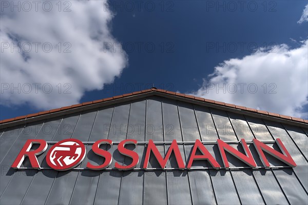 Company logo on a branch of the Rossmann company