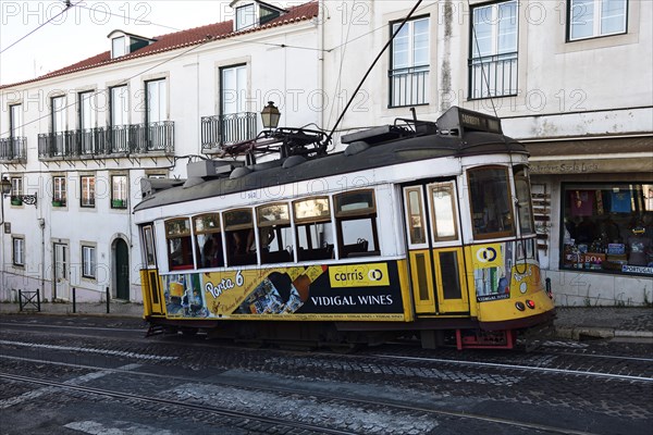 Electrico at Miradouro de Santa Luzia