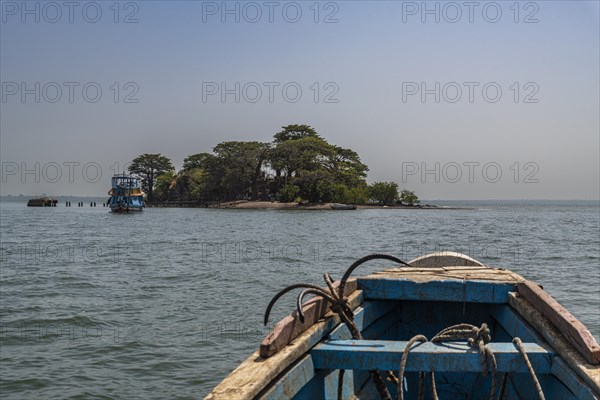 Boats approaching Unesco site Kunta Kinteh or James island