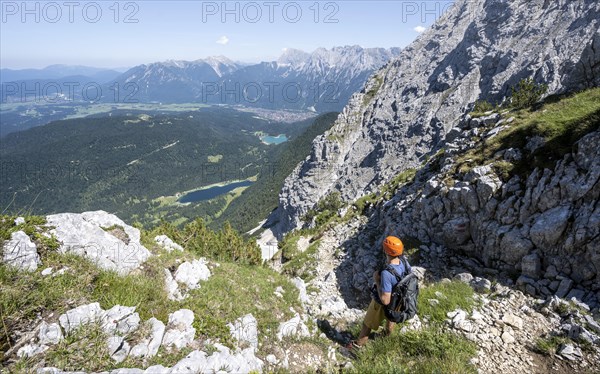 Mountaineers climbing the Obere Wettersteinspitze