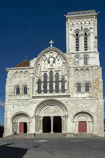 Vezelay labelled les Plus Beaux Villages de France. Facade of basilica St Mary Magdalene.Unesco World heritage. Morvan regional natural park. Via Lemovicensis way to Santiago de Compostela. Yonne depa...
