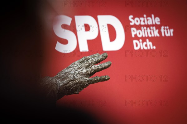 Making progress out of change. A discussion on the occasion of the 160th birthday of the SPD with the award of the August Bebel Prize to Franz Muentefering. Here: Detail of the Willy Brandt statue by ...