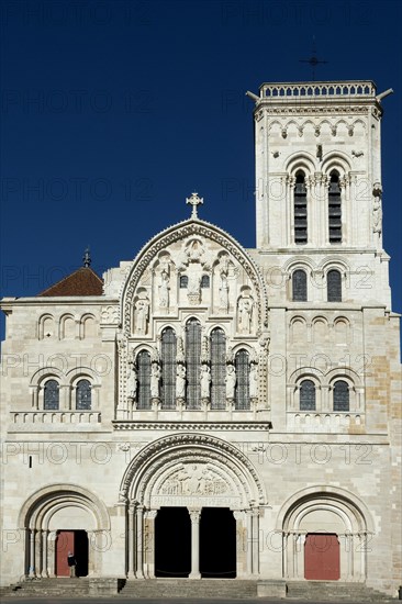 Vezelay labelled les Plus Beaux Villages de France. Facade of basilica St Mary Magdalene.Unesco World heritage. Morvan regional natural park. Via Lemovicensis way to Santiago de Compostela. Yonne depa...