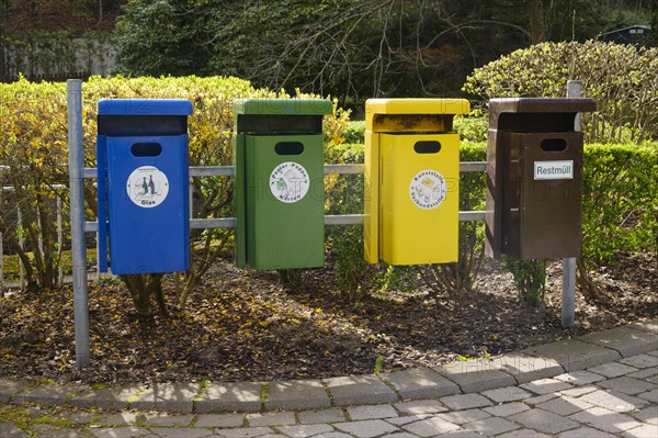 Waste bin for waste separation