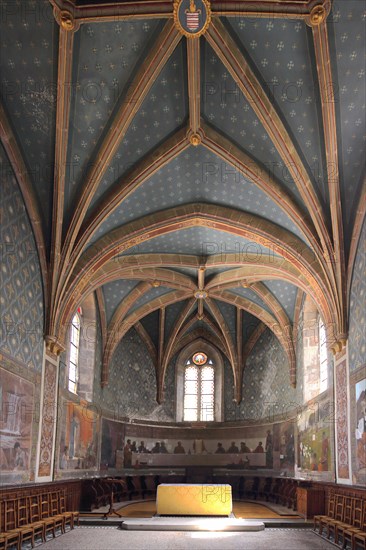 Insight into the side chapel of the Romanesque St-Jean Cathedral