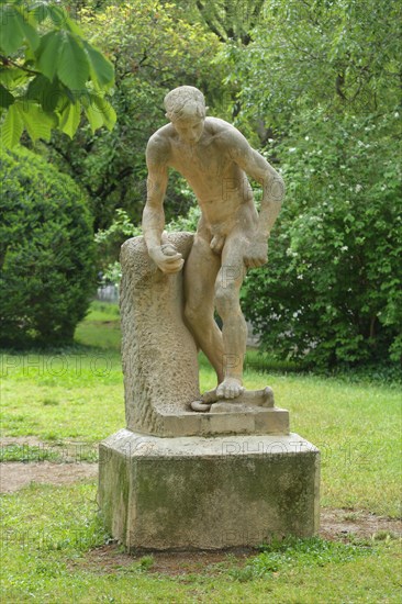 Sculpture with stone in the Jardin d'été