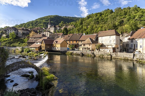 The village of Lods and the river Loue