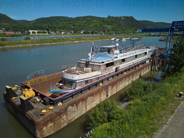 After its sinking in the port of Brohl-Lützing