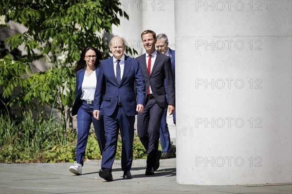 (l.t.r.) Yasmin Fahimi, Chairwoman of the German Trade Union Confederation, Olaf Scholz (SPD),