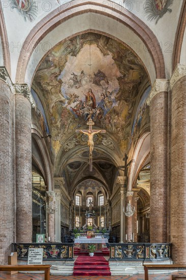 Altar with choir and apse
