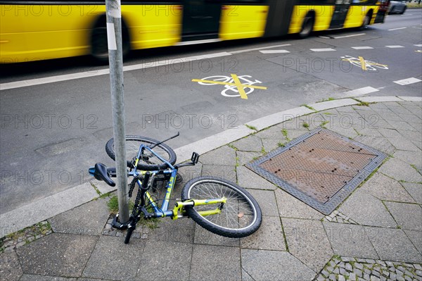The pictogram for a cycle path in Ollenhauerstrasse in Berlin Reinickendorf has been crossed with a yellow marking. The new transport administration in Berlin has stopped several cycle path projects i...