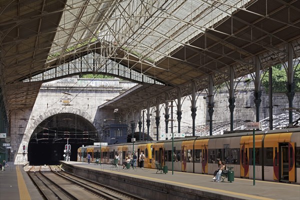 Historic platform hall with train and passengers