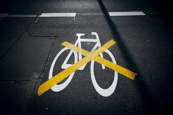 The pictogram for a cycle path in Ollenhauerstrasse in Berlin Reinickendorf has been crossed with a yellow marking. The new transport administration in Berlin has stopped several cycle path projects i...