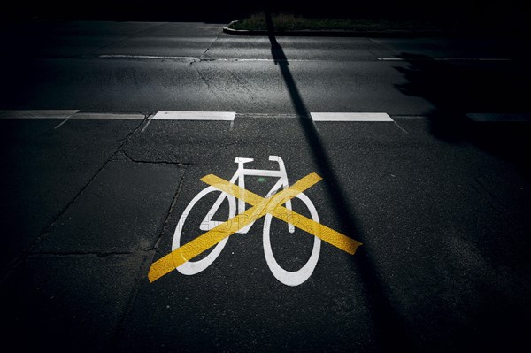 The pictogram for a cycle path in Ollenhauerstrasse in Berlin Reinickendorf has been crossed with a yellow marking. The new transport administration in Berlin has stopped several cycle path projects i...