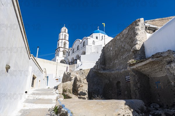 Whitewashed architecture in Pyrgos