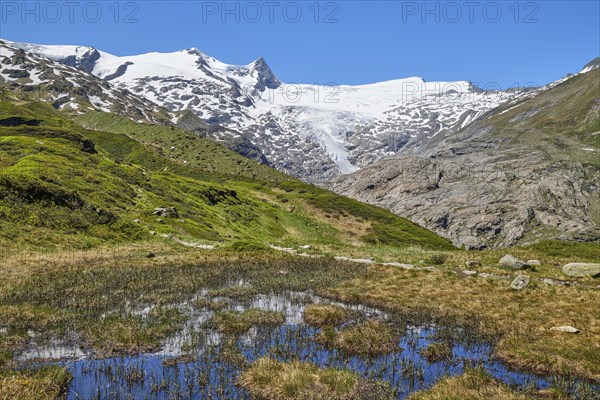Hiking along the glacier trail in Innergschloess